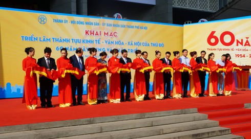 Khai mạc triển lãm thành tựu Thủ đô qua 60 năm xây dựng và phát triển - ảnh 1