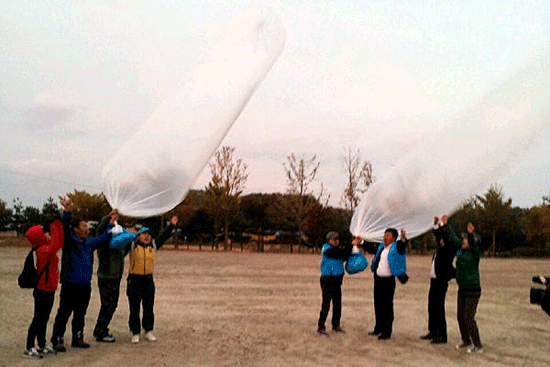 Truyền đơn từ Hàn Quốc vẫn ‘bay rợp trời’ Triều Tiên - ảnh 2