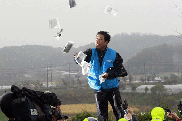 Truyền đơn từ Hàn Quốc vẫn ‘bay rợp trời’ Triều Tiên - ảnh 1