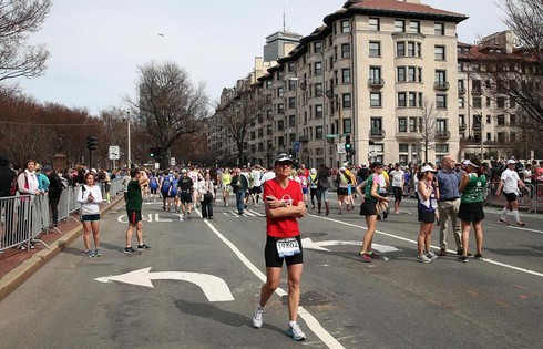 Hình ảnh kinh hoàng từ hiện trường vụ đánh bom Boston - ảnh 11