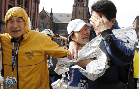 Hình ảnh kinh hoàng từ hiện trường vụ đánh bom Boston - ảnh 13