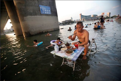 Trung Quốc: Nắng nóng kinh hoàng, dân rán trứng không cần bếp ngoài phố - ảnh 4