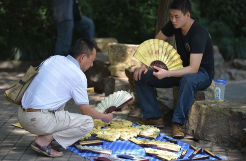 Trung Quốc: Nắng nóng kinh hoàng, dân rán trứng không cần bếp ngoài phố - ảnh 8