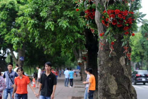 Hà Nội mưa bất ngờ, phố lại thành sông - ảnh 1