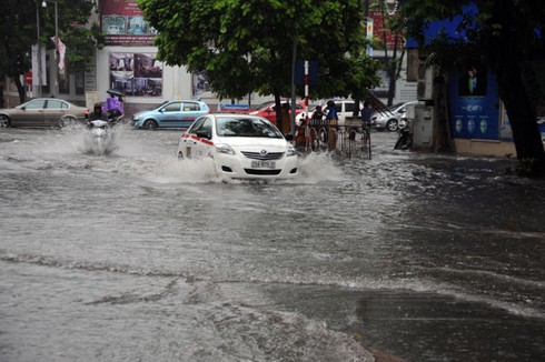 Hà Nội mưa bất ngờ, phố lại thành sông - ảnh 4