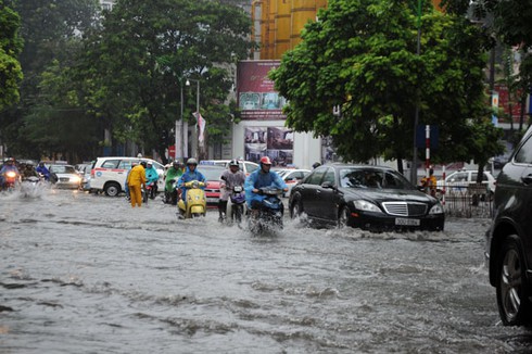 Hà Nội mưa bất ngờ, phố lại thành sông - ảnh 5