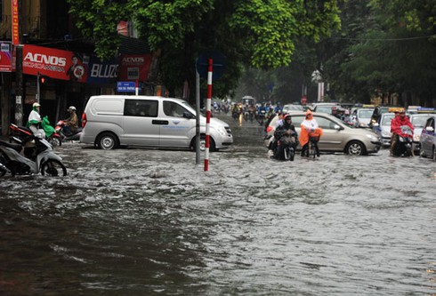 Hà Nội mưa bất ngờ, phố lại thành sông - ảnh 6