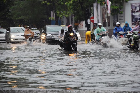 Hà Nội mưa bất ngờ, phố lại thành sông - ảnh 7