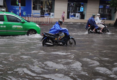 Hà Nội mưa bất ngờ, phố lại thành sông - ảnh 11