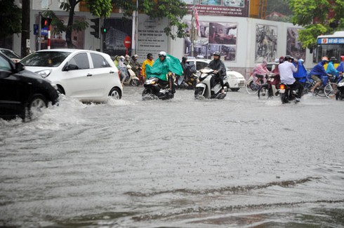 Hà Nội mưa bất ngờ, phố lại thành sông - ảnh 16