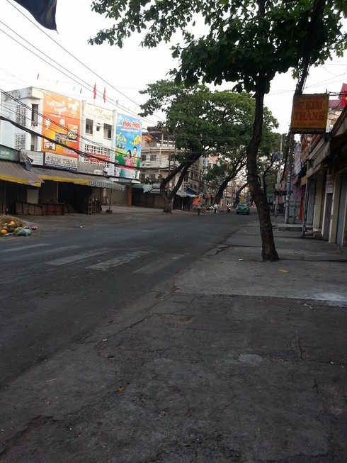 Sài Gòn ngày đầu năm: Phố vắng tanh, Chùa tấp nập - ảnh 3