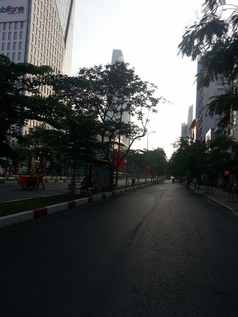 Sài Gòn ngày đầu năm: Phố vắng tanh, Chùa tấp nập - ảnh 1