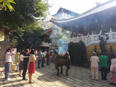 Sài Gòn ngày đầu năm: Phố vắng tanh, Chùa tấp nập - ảnh 10