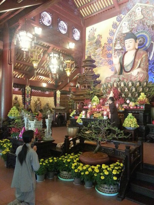 Sài Gòn ngày đầu năm: Phố vắng tanh, Chùa tấp nập - ảnh 11