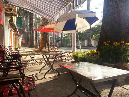 Sài Gòn ngày đầu năm: Phố vắng tanh, Chùa tấp nập - ảnh 5