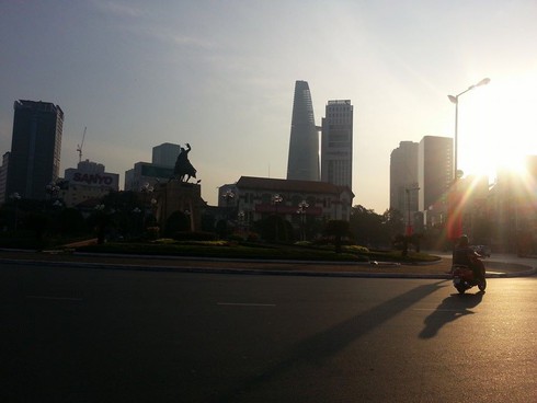 Sài Gòn ngày đầu năm: Phố vắng tanh, Chùa tấp nập - ảnh 7