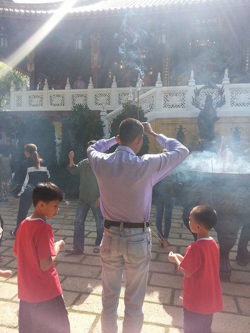 Sài Gòn ngày đầu năm: Phố vắng tanh, Chùa tấp nập - ảnh 13