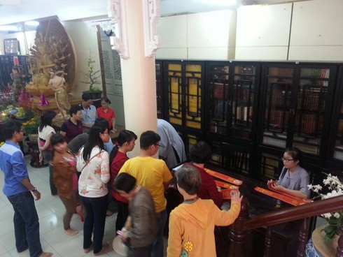 Sài Gòn ngày đầu năm: Phố vắng tanh, Chùa tấp nập - ảnh 15