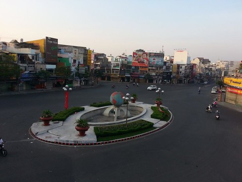 Sài Gòn ngày đầu năm: Phố vắng tanh, Chùa tấp nập - ảnh 8