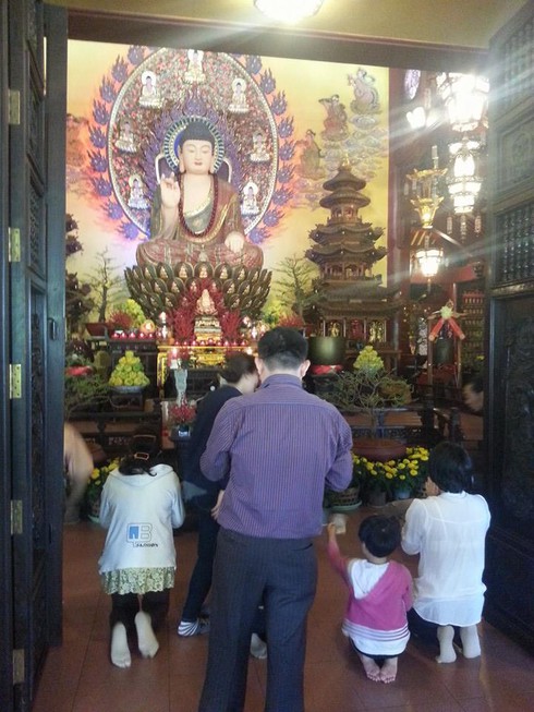 Sài Gòn ngày đầu năm: Phố vắng tanh, Chùa tấp nập - ảnh 16