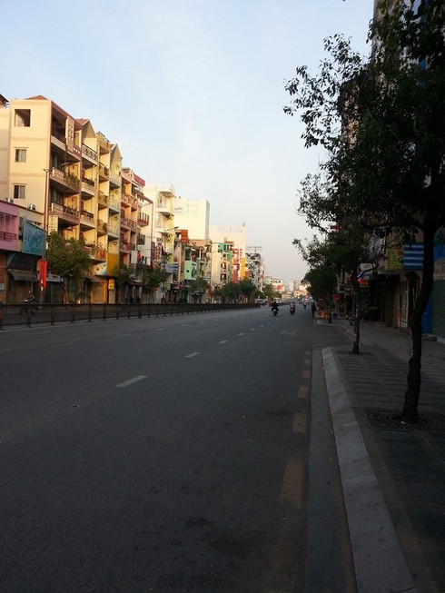 Sài Gòn ngày đầu năm: Phố vắng tanh, Chùa tấp nập - ảnh 9