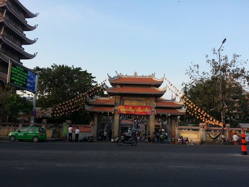 Sài Gòn ngày đầu năm: Phố vắng tanh, Chùa tấp nập - ảnh 2