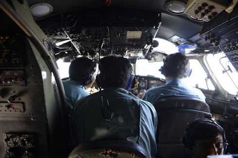 Mới: Việt Nam đã tiếp cận vị trí nghi ngờ có mảnh vỡ máy bay - ảnh 9