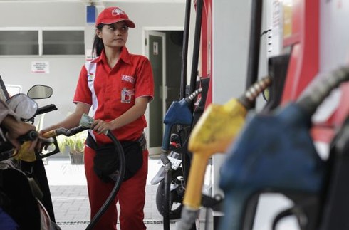 Indonesia trợ giá xăng dầu: “Lợi thì có lợi nhưng răng chẳng còn...” - ảnh 1