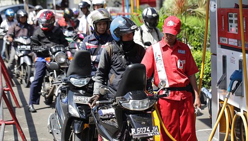 Indonesia trợ giá xăng dầu: “Lợi thì có lợi nhưng răng chẳng còn...” - ảnh 2