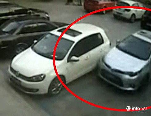 Chết cười với màn lùi xe của tài xế kém nhất Trung Quốc - ảnh 1