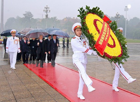 Lãnh đạo Đảng, Nhà nước vào Lăng viếng Chủ tịch Hồ Chí Minh - ảnh 1