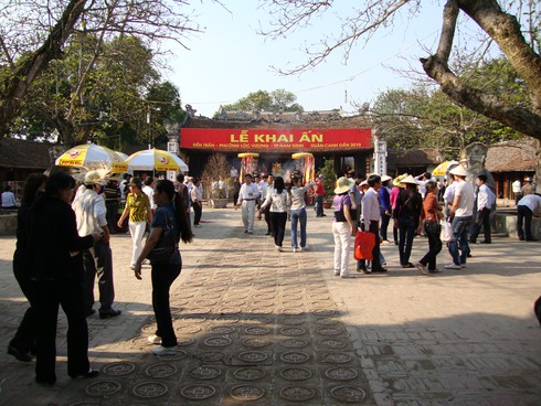 Chưa khai hội, hàng nghìn người đã đổ về Đền Trần - ảnh 1