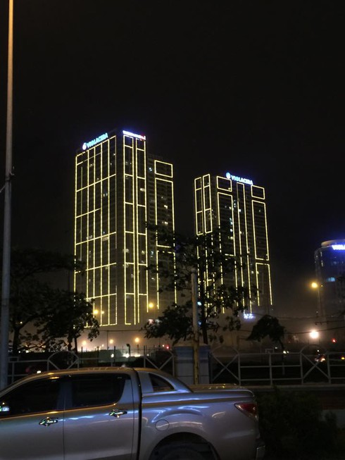 Hà Nội: Lại nổ hệ thống đèn của cao ốc 40 tầng, người đi đường tái mặt - ảnh 1