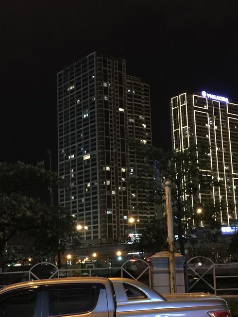 Hà Nội: Lại nổ hệ thống đèn của cao ốc 40 tầng, người đi đường tái mặt - ảnh 2