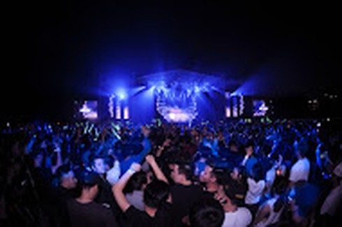 Khán giả Hà Nội cuồng nhiệt với DJ hàng đầu thế giới - ảnh 1