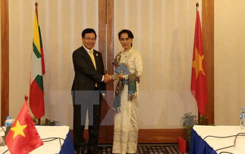 Phó Thủ tướng Phạm Bình Minh hội kiến bà Aung San Suu Kyi - ảnh 1