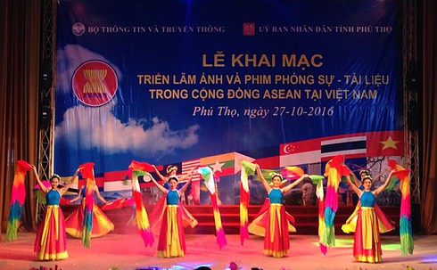 Triển lãm ảnh và phim phóng sự - tài liệu về ASEAN tại Phú Thọ - ảnh 2