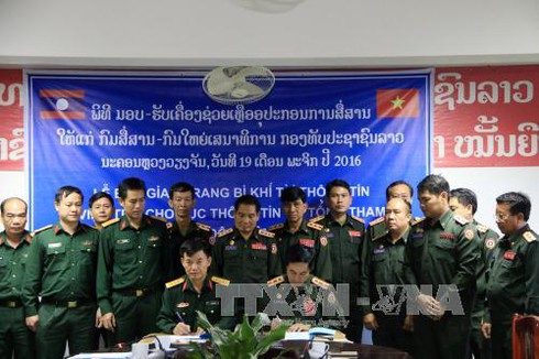Việt Nam hỗ trợ trang bị, khí tài thông tin cho Quân đội Lào - ảnh 1