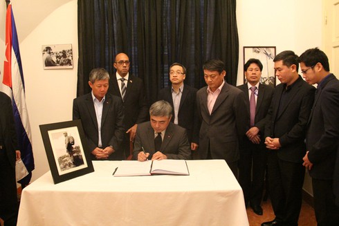 Đoàn Bộ Thông tin và Truyền thông viếng Lãnh tụ Fidel Castro Ruz - ảnh 3