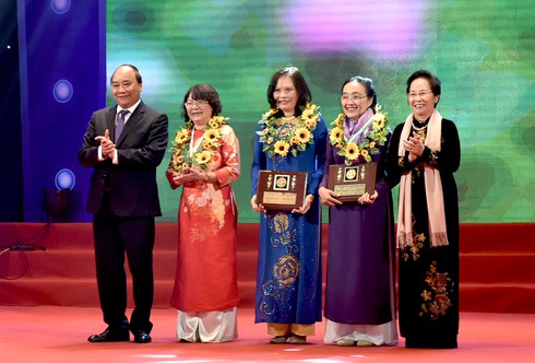 Thủ tướng đối thoại với đại biểu phụ nữ Việt Nam - ảnh 1
