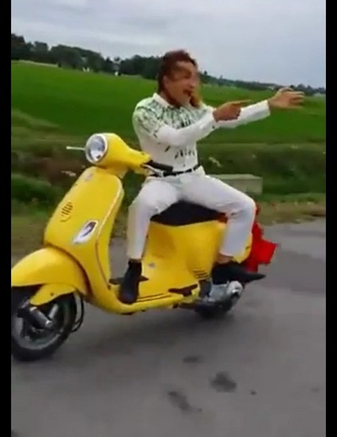 Buông tay lái “diễn xiếc” khi chạy xe máy, bị phạt 6 triệu đồng - ảnh 1