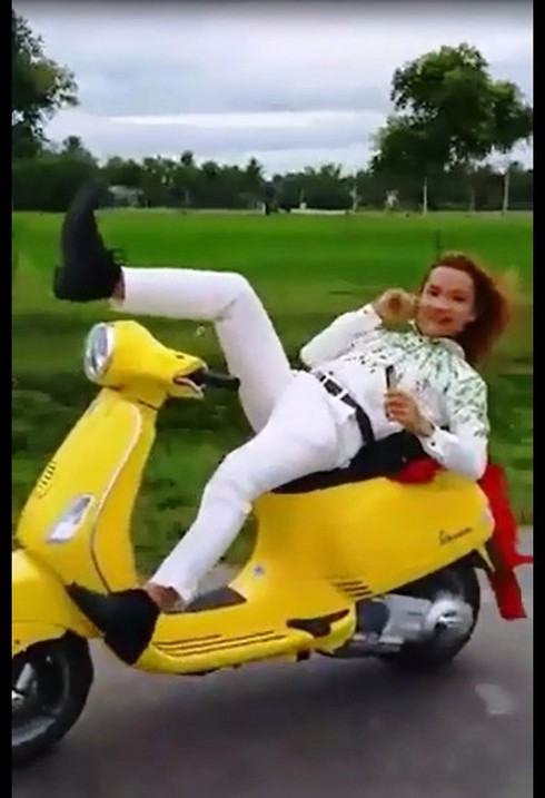 Buông tay lái “diễn xiếc” khi chạy xe máy, bị phạt 6 triệu đồng - ảnh 2