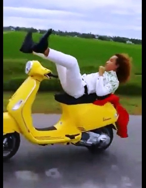 Buông tay lái “diễn xiếc” khi chạy xe máy, bị phạt 6 triệu đồng - ảnh 3