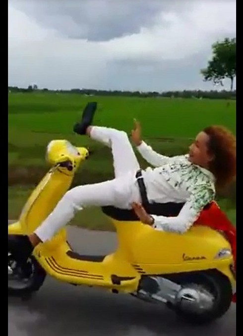 Buông tay lái “diễn xiếc” khi chạy xe máy, bị phạt 6 triệu đồng - ảnh 4