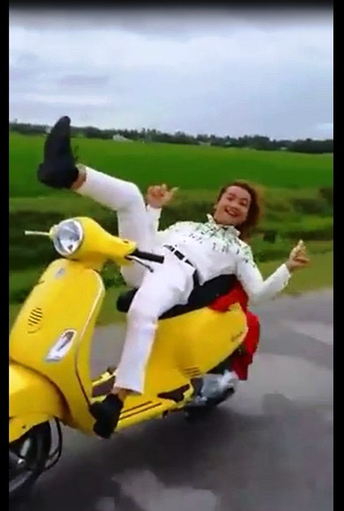 Buông tay lái “diễn xiếc” khi chạy xe máy, bị phạt 6 triệu đồng - ảnh 5