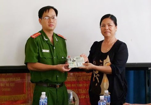 Tung trò ảo thuật, lừa 18.000 USD của một chủ tiệm vàng - ảnh 1