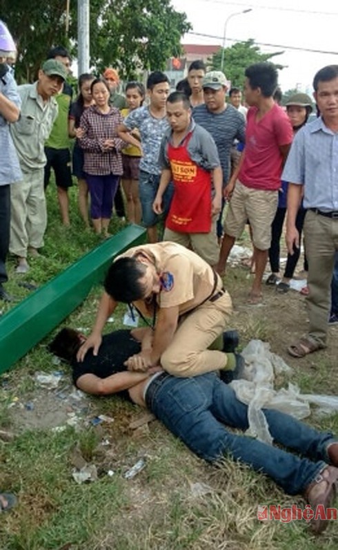 Khởi tố 2 đối tượng uy hiếp, chém cảnh sát giao thông - ảnh 1