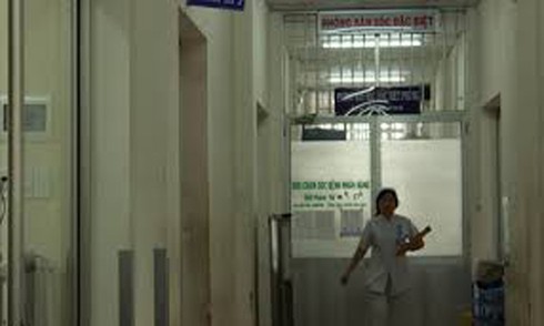 Bị vợ bỏ, người đàn ông mua 4 lít xăng tự thiêu - ảnh 1