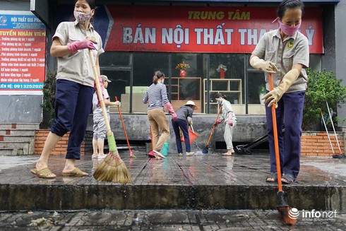 Tin mới nhất vụ cháy chung cư Xa La: Người dân lo lắng soi đèn tìm xe trong hầm - ảnh 6