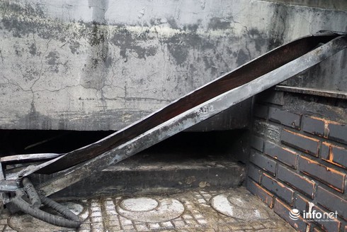 Tin mới nhất vụ cháy chung cư Xa La: Người dân lo lắng soi đèn tìm xe trong hầm - ảnh 7